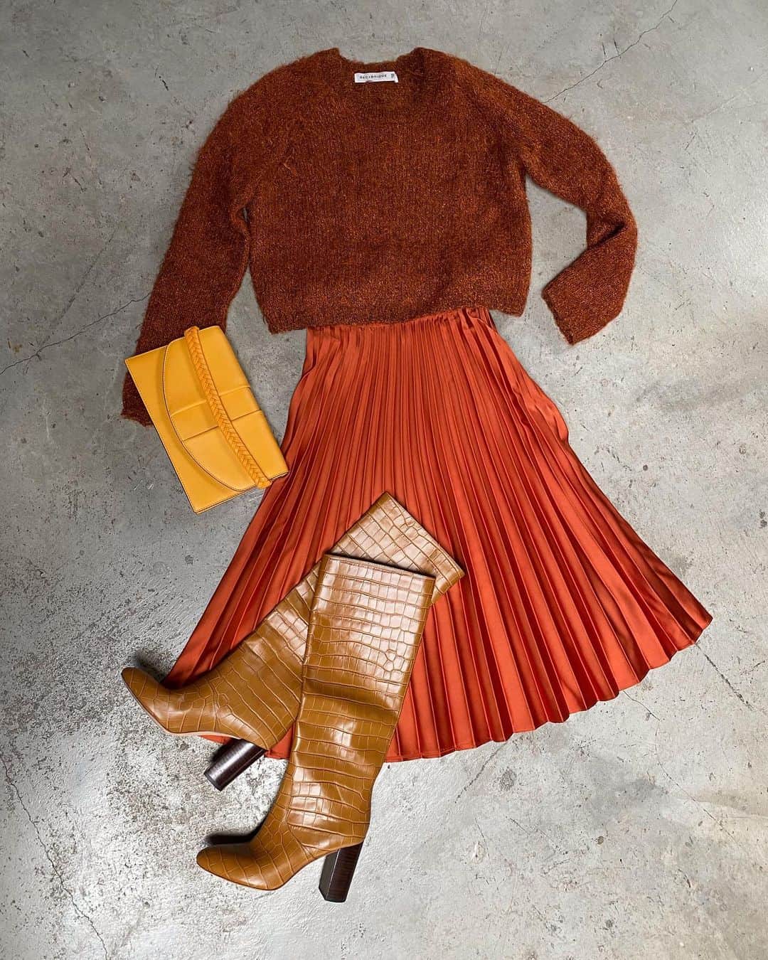 ソフィー・ロペスさんのインスタグラム写真 - (ソフィー・ロペスInstagram)「How to wear color: Fall Edition 🍂😜 SWIPE for suggestions to keep your winter palette vibrant! 💚 #styleinspo」11月12日 1時33分 - sophielopez