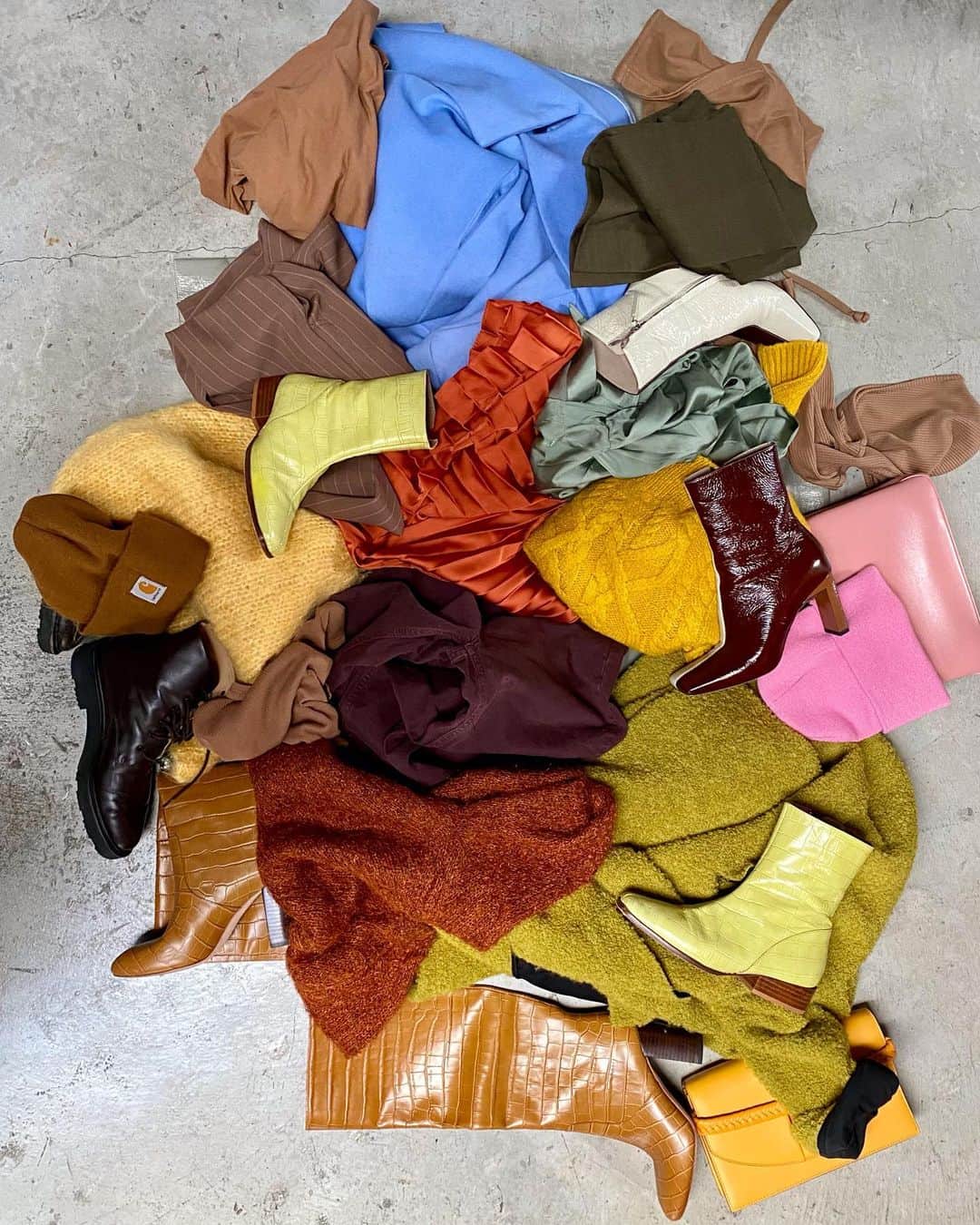 ソフィー・ロペスさんのインスタグラム写真 - (ソフィー・ロペスInstagram)「How to wear color: Fall Edition 🍂😜 SWIPE for suggestions to keep your winter palette vibrant! 💚 #styleinspo」11月12日 1時33分 - sophielopez