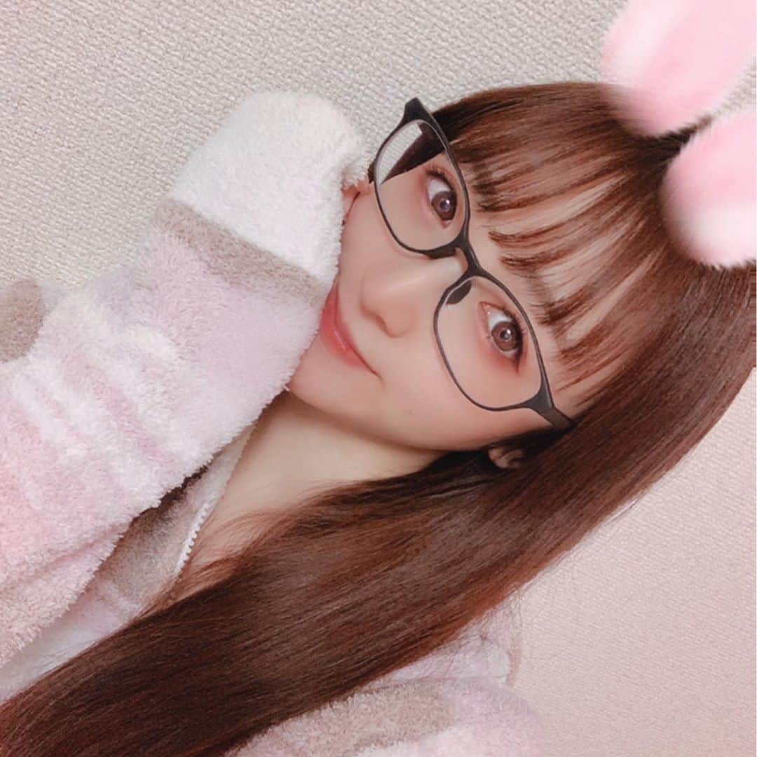 三村遙佳さんのインスタグラム写真 - (三村遙佳Instagram)「家ではメガネです〜👓  むにちゃんと同じメガネで ビックリしたよ😭💓  パジャマも似てて ビックリした😭💓  #メガネ　#メガネ女子 #パジャマ　#ピンク　#可愛い」11月12日 1時33分 - mimuraharuka_1027