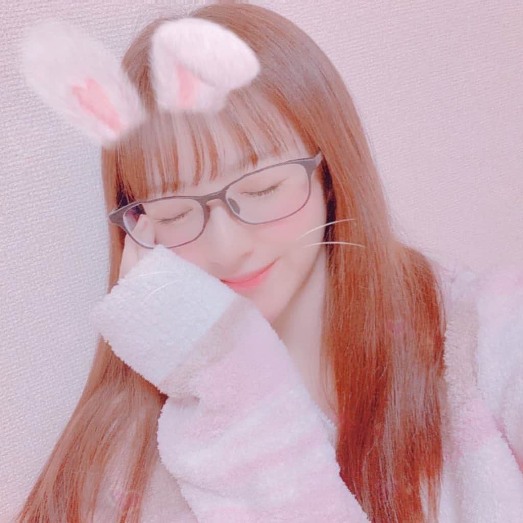 三村遙佳さんのインスタグラム写真 - (三村遙佳Instagram)「家ではメガネです〜👓  むにちゃんと同じメガネで ビックリしたよ😭💓  パジャマも似てて ビックリした😭💓  #メガネ　#メガネ女子 #パジャマ　#ピンク　#可愛い」11月12日 1時33分 - mimuraharuka_1027