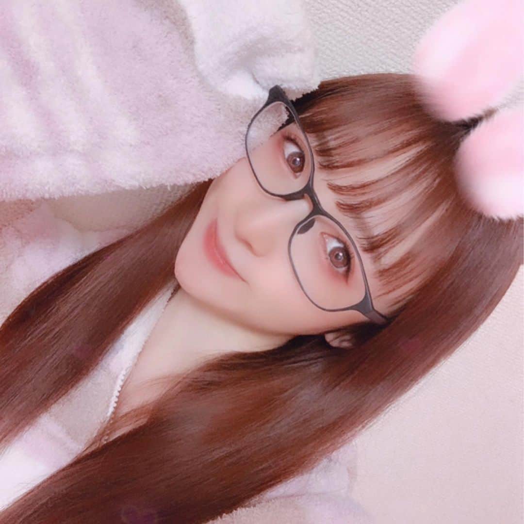 三村遙佳さんのインスタグラム写真 - (三村遙佳Instagram)「家ではメガネです〜👓  むにちゃんと同じメガネで ビックリしたよ😭💓  パジャマも似てて ビックリした😭💓  #メガネ　#メガネ女子 #パジャマ　#ピンク　#可愛い」11月12日 1時33分 - mimuraharuka_1027
