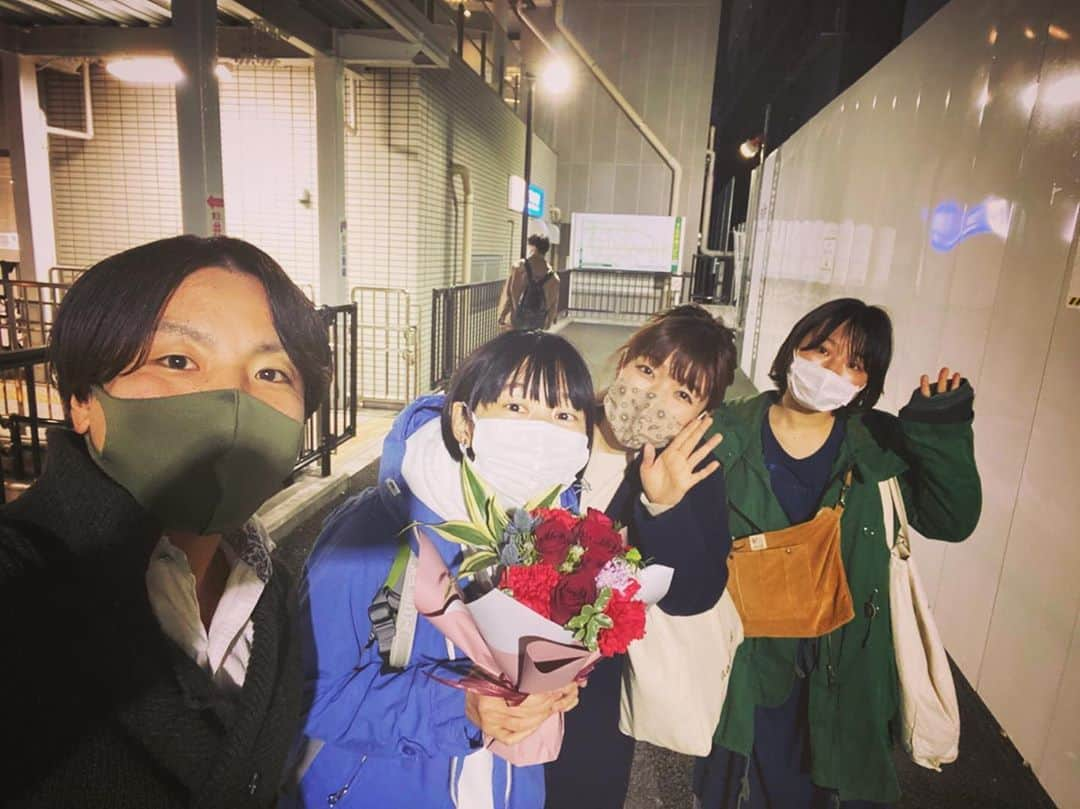 井上侑さんのインスタグラム写真 - (井上侑Instagram)「TimeZshipConcert vol.1　 ご乗船いただいた皆さま、ありがとうございました！！！  時の船の甲板には耳を傾け、拍手をくださり、時に一緒に踊ってくださるお客様の姿がありました。 終始、不思議なくらいに近くに感じていました。  心地よい空間で、驚くほど快適な無観客配信を実現してくださったSEED SHIPの土屋さん、松野さん、ありがとうございます！  そして、お声かけくださった、さわひろ子さん。 さわさんの音楽に触れて、もっともっともっと、音楽、したくなりました。歌もピアノも、もっと自由になりたいっ！と。  そして、沙予さんのピアノ、まぁびぃさんのパーカッションと歌わせていただいた、さわひろ子さんの「dragon」 脳内エンドレスリピート中です。 どないなってますのん。 名曲多くてどないなってますのん。  そして、さわさんが歌ってくださった井上の「オレンジ」は、もう、さわさんの曲でした。 本番、さわさんの歌に、感情のうねりに、心もってかれました。 さぁ！わたしもアーカイブ観〜ようっと！！！  ということで、11/24の23:59まで何度でもご覧いただけます配信チケットは1,500円！こちらからどうぞ▷ https://seedship.bitfan.id/events/419  次回のTimeZshipConcertは12/2だそうですぞ！！！  #seedship #timezshipconcert #さわひろ子　#井上侑　#live #concert #singersongwriter #shimokitazawa #無観客配信　#今日の出来事　#今日は今日だけ　#当たり前なことを思う　#帰り道　#またね　#seeyousoon」11月12日 1時37分 - yuinouehappy