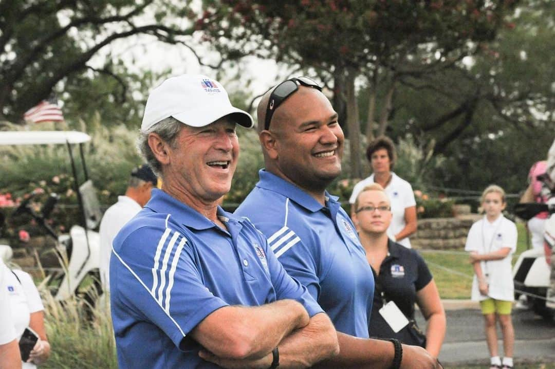 ジョージ・H・W・ブッシュのインスタグラム：「While I haven’t gotten to golf or mountain bike with my Team 43 pals this year, they remain a priority to @laurawbush and me. We’re looking forward to seeing our friend and Team 43 warrior, Saul Martinez, on Variety’s fourth annual “Salute to Service” on the @history channel. The program will honor service members and organizations, including the @thebushcenter’s Military Service Initiative. We can never fully repay our veterans and their families, but we ought to try. We owe them a deep debt of gratitude – today, and every day.  Happy Veterans Day, and may God bless those who have served our great country.」