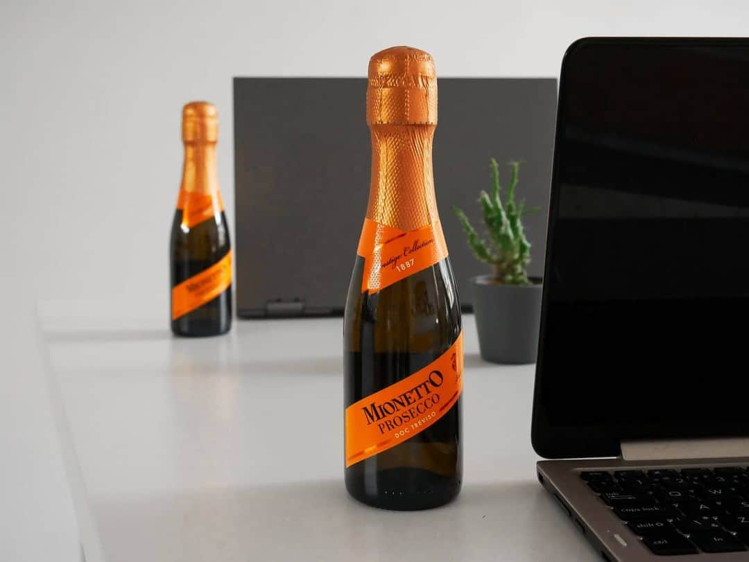 Mionetto Prosecco ČRのインスタグラム：「Správná odměna při práci z domova je velmi důležitá! Souhlasíte? 😍🥂  #mionetto #mionettoprosecco #proseccovibes #homeoffice」