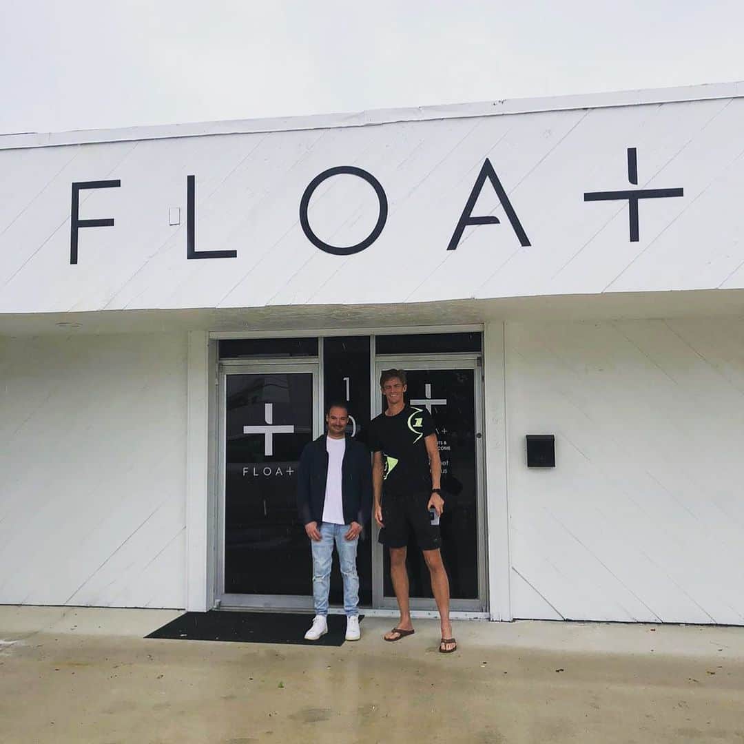 ケビン・アンダーソンのインスタグラム：「Thank you @float.plus for letting me experience my first float! I did a 1-hour float which really allowed me to disconnect and relax my mind while my body received the health benefits of floating therapy. I’m excited to incorporate this into my recovery program for the off-season. Congrats to my friends Phil and Laura on the opening today! 👏」