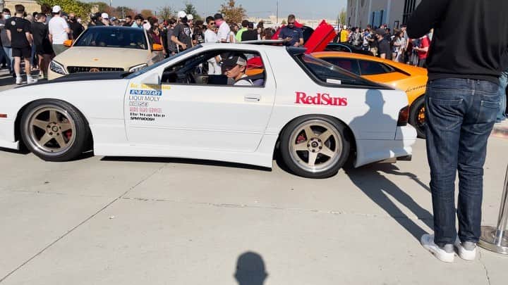 スティーブのインスタグラム：「The Kid brings his RX-7 to a supercar show and grabs all the attention!! Swipe right! Limited edition t-shirt available now on StevesPOV.com  どこに行ってもあっちゃんのrx7は大人気！ところであっちゃん着ているTシャツは新作の限定品です。間も無く発売になります！早物勝ちです　笑」