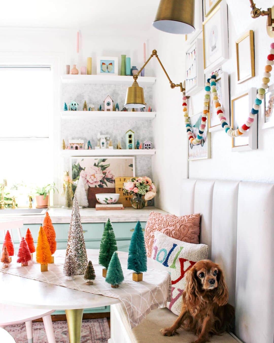 HGTVさんのインスタグラム写真 - (HGTVInstagram)「Christmas decorations don’t always have to be red and green ✨ We rounded up the most magical holiday home inspo we could find! Link in bio to see it all 👆 #HowToHoliday」11月12日 1時55分 - hgtv