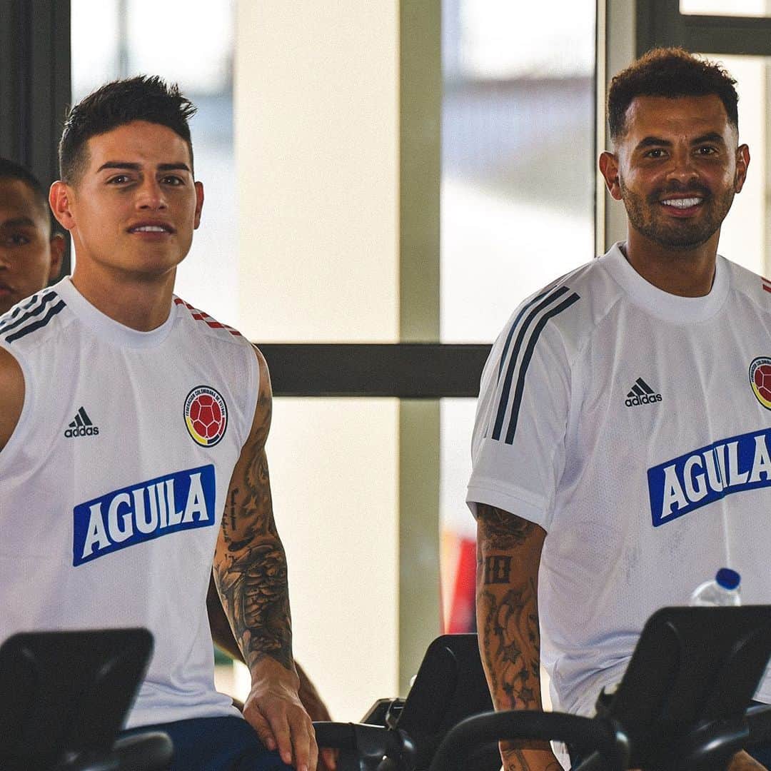 サッカー コロンビア代表チームのインスタグラム：「#SpamDePanitas 😎  📸 ¡Amistad! 🤝  @jamesrodriguez10  @e.cardona10   #VamosColombia 🇨🇴」
