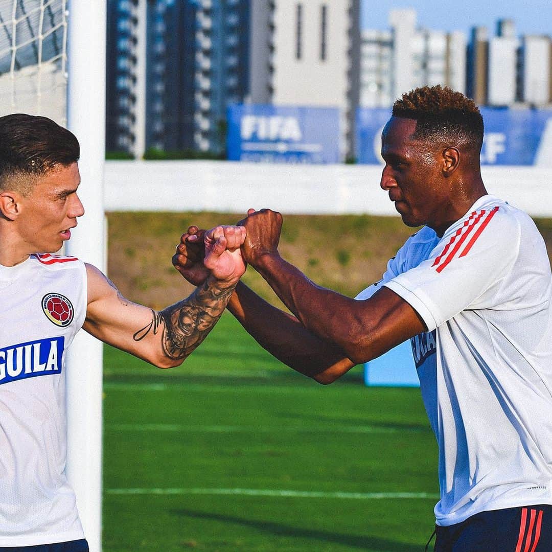 サッカー コロンビア代表チームのインスタグラム：「#SpamDePanitas 😎  📸 🤜🤛  @matheus_uribe  @yerrymina   #VamosColombia 🇨🇴」