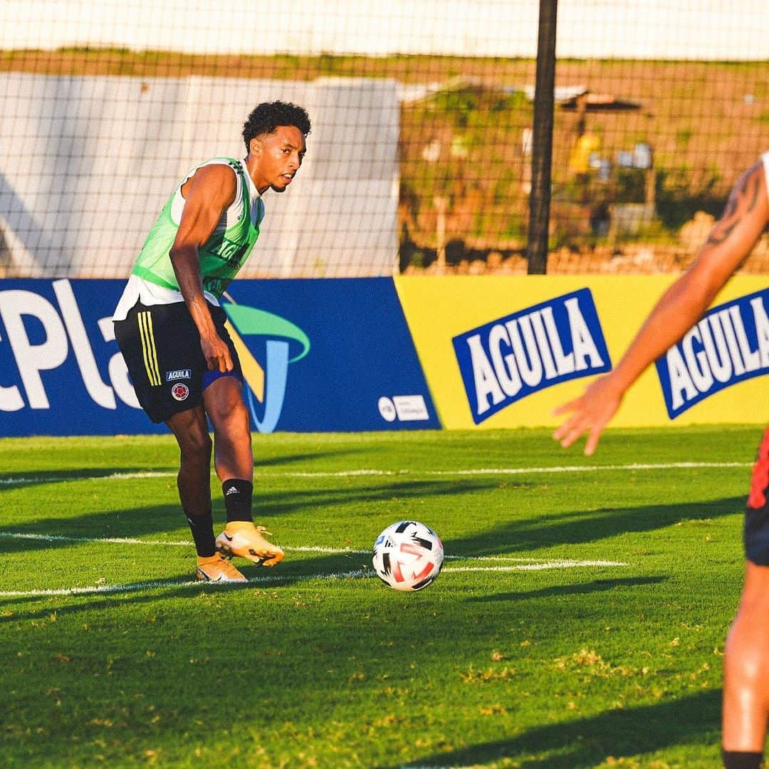 サッカー コロンビア代表チームのインスタグラム：「#SpamDePanitas 😎  📸 💯  @johanmojica   #VamosColombia 🇨🇴」