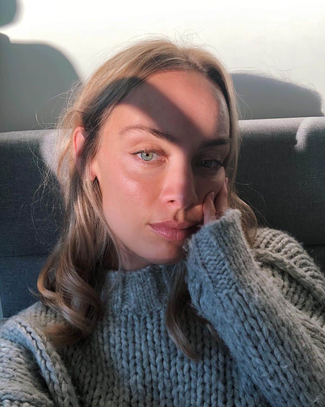 レイチェル・スカーステンのインスタグラム：「I’ve taken to reading the news every morning when I wake up and I’m questioning whether it’s mentally helpful, or hurtful. Any thoughts? Share below....and feel free to add any good news you have! I would love to hear it💗💗」