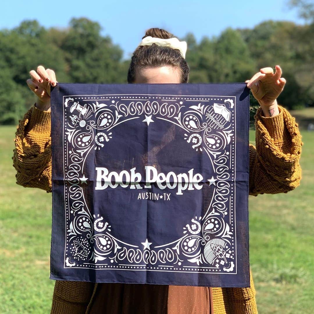 マップトートのインスタグラム：「Books, Bandanas and Buns 😉 We loved working with @bookpeople in Austin to cream this custom got to create this custom bandana! And just a friendly PSA to support your local bookstore 📚⁠ .⁠ .⁠ .⁠ #CustomMaptote #CusomBandanas #ShopIndie」