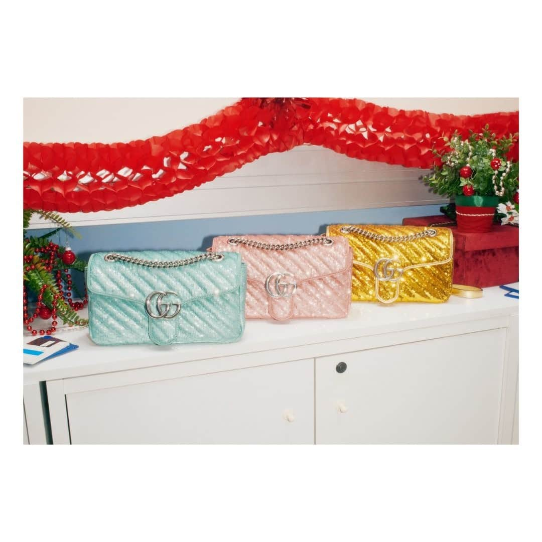 グッチさんのインスタグラム写真 - (グッチInstagram)「The #GGMarmont shoulder bag, a House signature defined by matelassé and Double G hardware, takes on a festive holiday spirit in colorful sequins on silk. Discover more through link in bio. #GucciGift #AlessandroMichele @alessandro_michele」11月12日 2時01分 - gucci