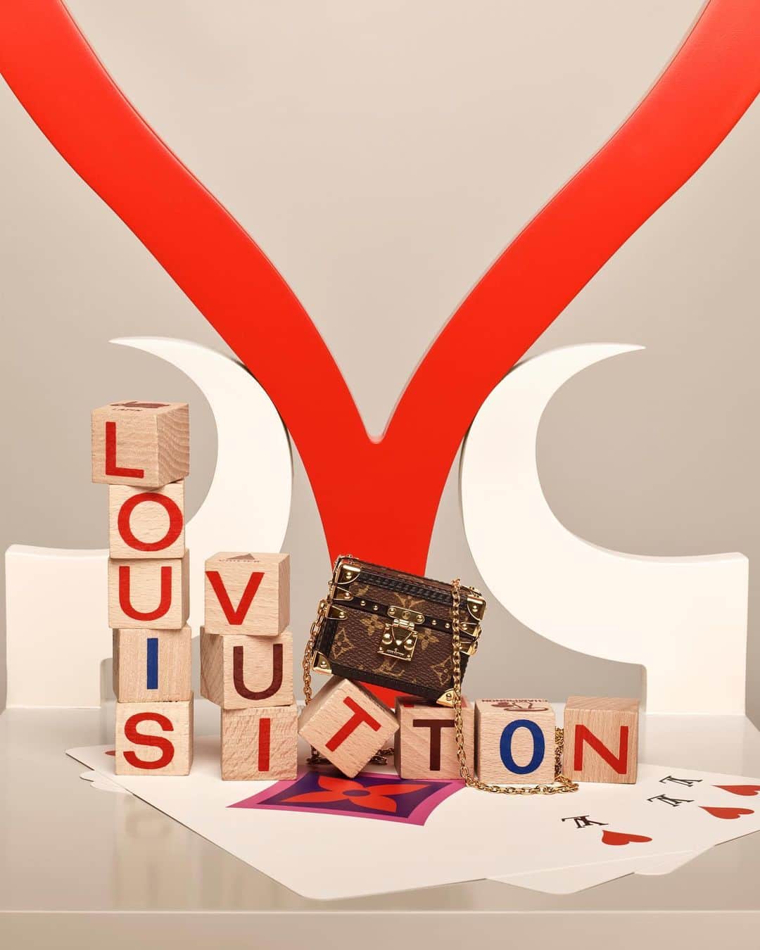 Blonde Saladさんのインスタグラム写真 - (Blonde SaladInstagram)「Love Becomes A Card Game With The New @louisvuitton Game On Collection♥️ Starting from the idea of ​​an inner journey, the new accessories by @nicolasghesquiere intertwine the Monogram with the symbols of the playing cards🃏Which is the ace you’d play? LINK IN BIO for more #theblondesalad #louisvuitton #gameon」11月12日 2時03分 - theblondesalad