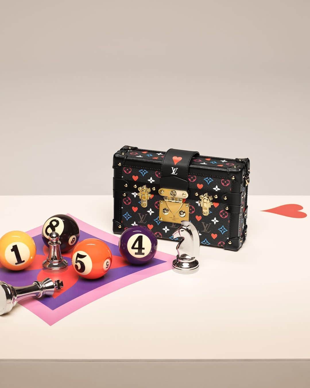 Blonde Saladさんのインスタグラム写真 - (Blonde SaladInstagram)「Love Becomes A Card Game With The New @louisvuitton Game On Collection♥️ Starting from the idea of ​​an inner journey, the new accessories by @nicolasghesquiere intertwine the Monogram with the symbols of the playing cards🃏Which is the ace you’d play? LINK IN BIO for more #theblondesalad #louisvuitton #gameon」11月12日 2時03分 - theblondesalad