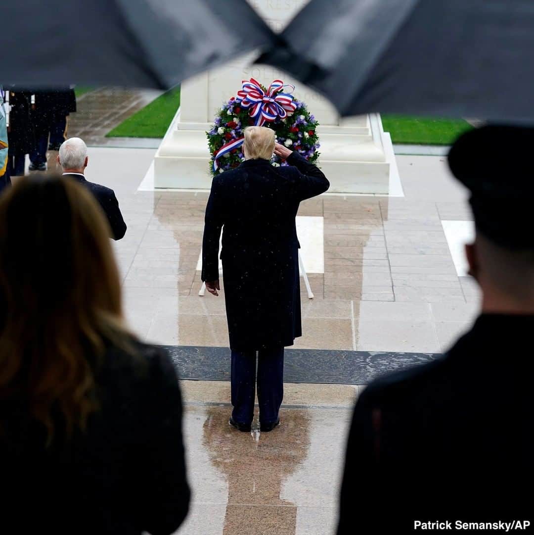 ABC Newsさんのインスタグラム写真 - (ABC NewsInstagram)「President Donald J. Trump participates in a wreath laying ceremony on Veterans Day at Arlington National Cemetery in Arlington, VA, his first public appearance in five days. #donaldtrump #veteransday #veterans #arlingtonnationalcemetery」11月12日 2時03分 - abcnews
