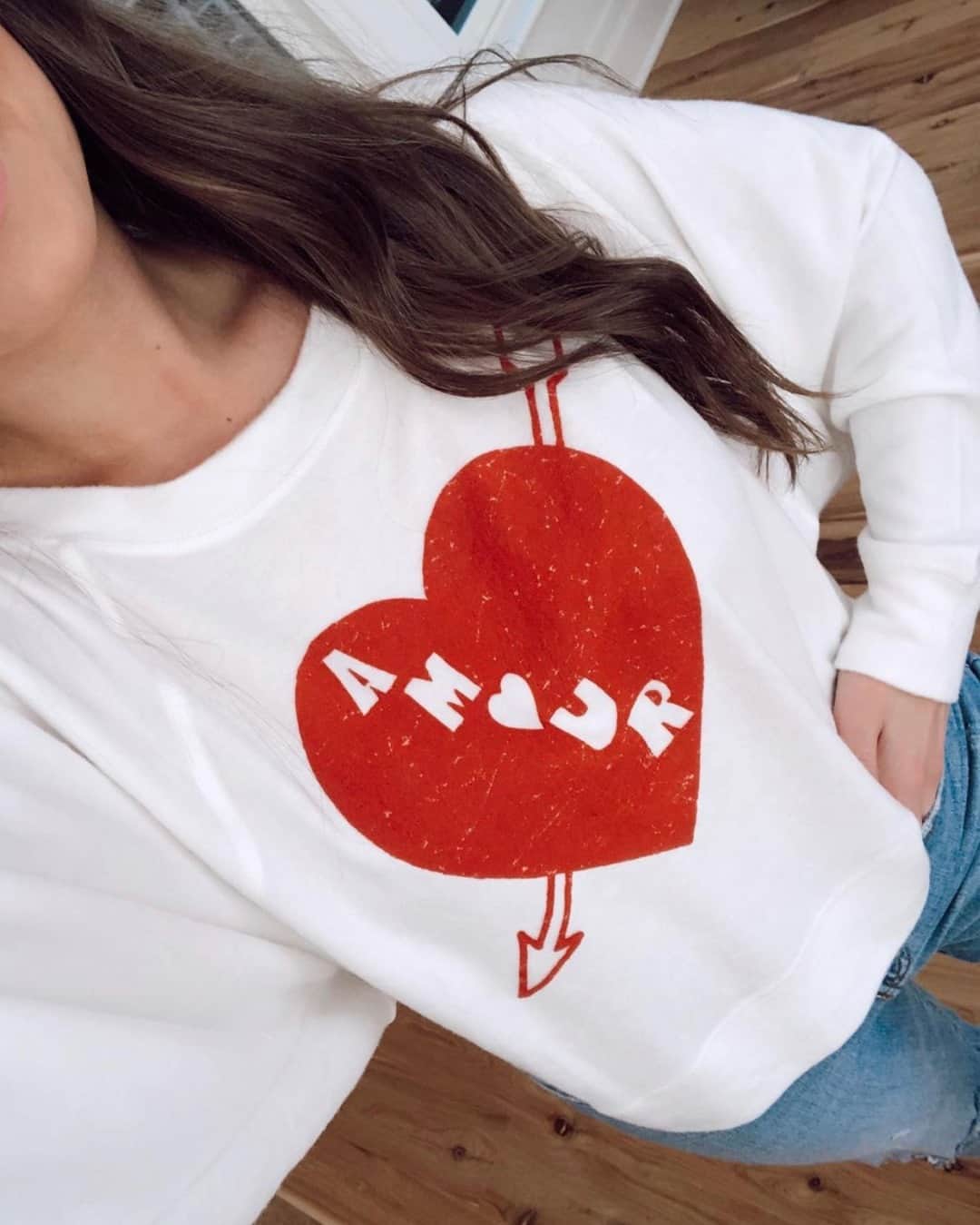 チェイサーのインスタグラム：「This sweatshirt is our Âme sœur (soul mate)❤️ @shopmjthelabel #chaserbrand #soulmate #graphictee #amour #thatsamour #sweatshirtoutfit #graphicsweatshirt」