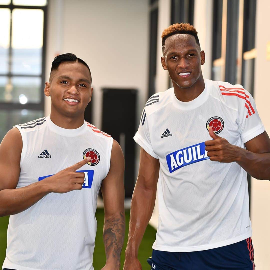 サッカー コロンビア代表チームのインスタグラム：「#SpamDePanitas 😎  📸 😆👉👍  @alfredomorelos30  @yerrymina   #VamosColombia 🇨🇴」