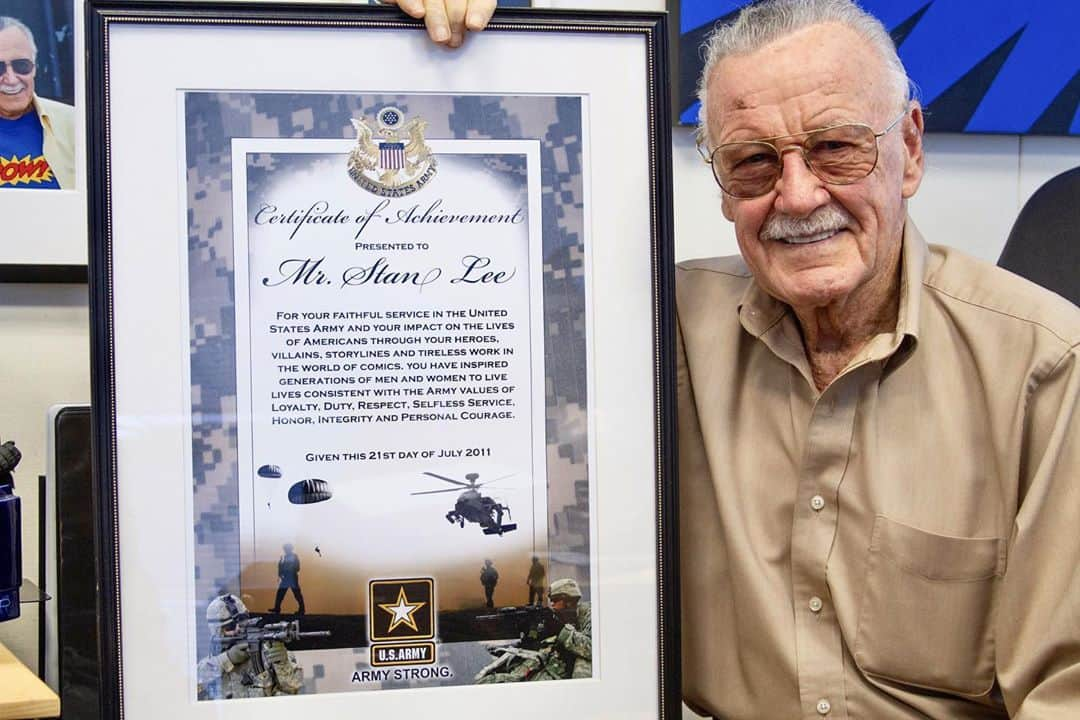 スタン・リーさんのインスタグラム写真 - (スタン・リーInstagram)「Stan was a proud WWII veteran and supporter of the US military. As such, he was honored to receive this Certificate of Achievement from the @usarmy in 2011 not only for his war service but for the incredible impact his stories and characters have had on generations of Americans. #VeteransDay #StanLee」11月12日 2時05分 - therealstanlee