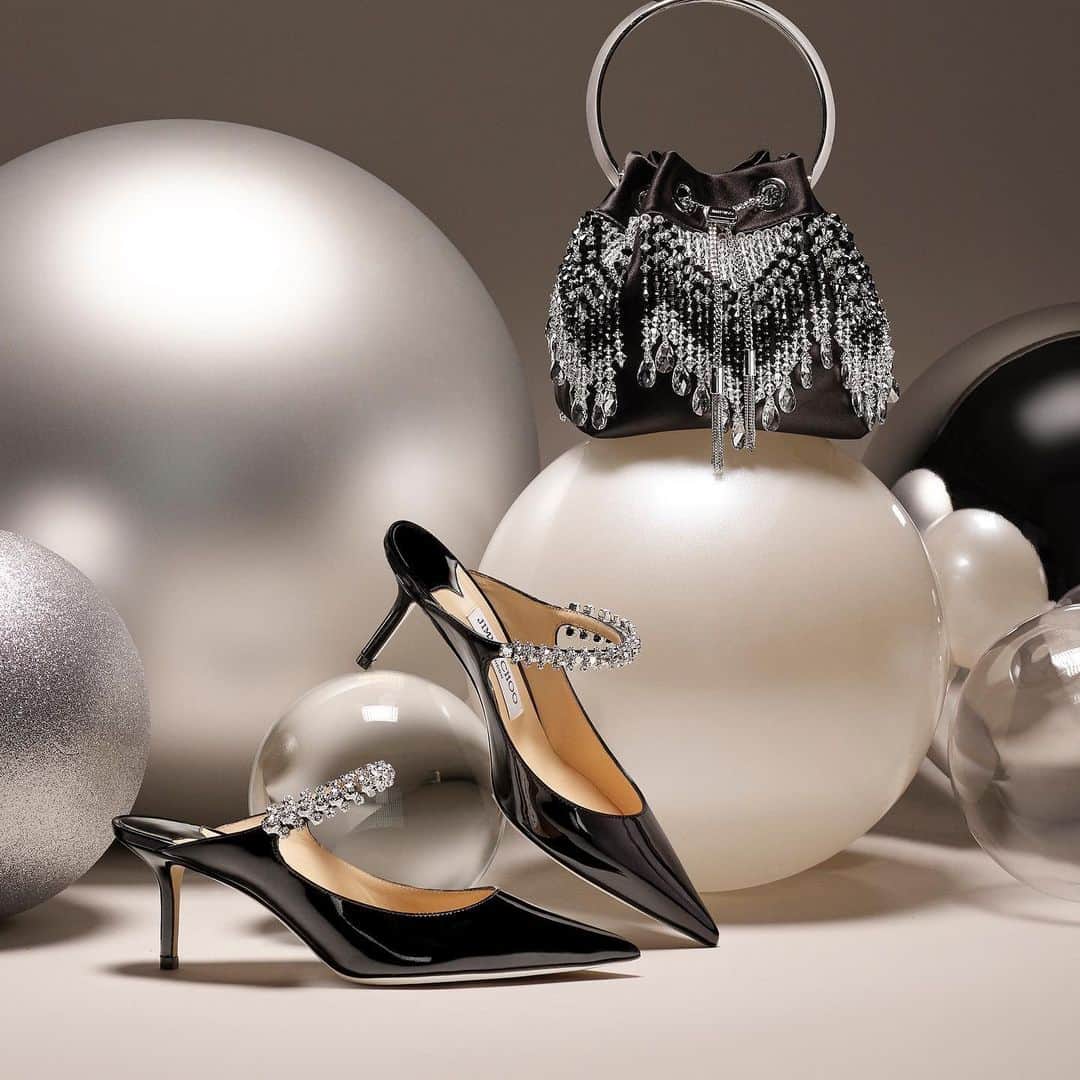 Jimmy Chooさんのインスタグラム写真 - (Jimmy ChooInstagram)「Introducing the Gift Edit: Whether treating yourself or someone you love, share the magic this festive season with Jimmy Choo. Featuring the BING mule and BON BON clutch bag #JimmyChoo」11月12日 2時15分 - jimmychoo