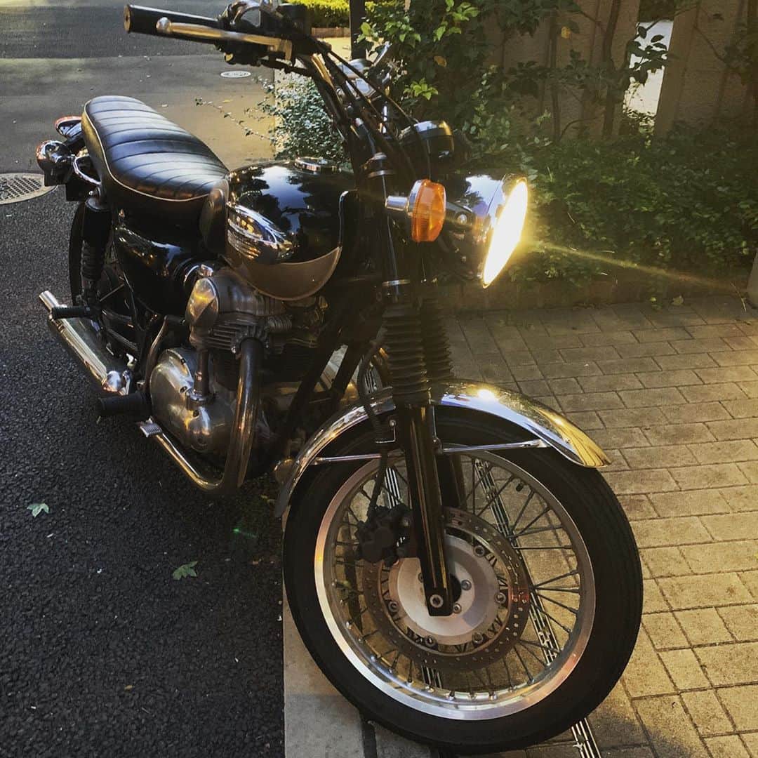 田村裕さんのインスタグラム写真 - (田村裕Instagram)「若者ってバイク乗らないの？  #若者 #バイク #w650 #きりたむ」11月12日 2時06分 - hiroshi9393