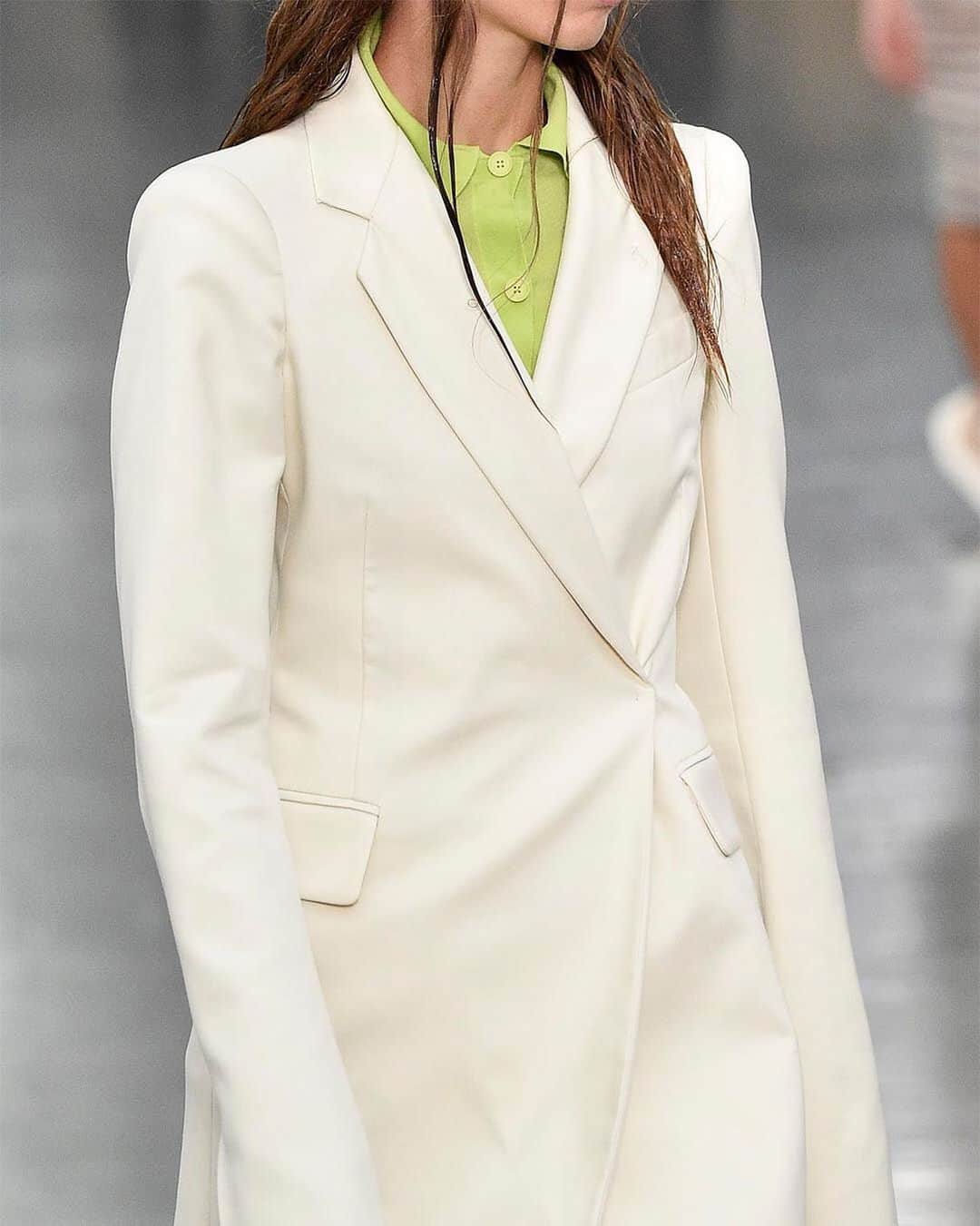 Fashion Weekのインスタグラム：「Who doesn't love a little pop of green? On the @sportmax runway 📸 by @gettyimages at #MFW」