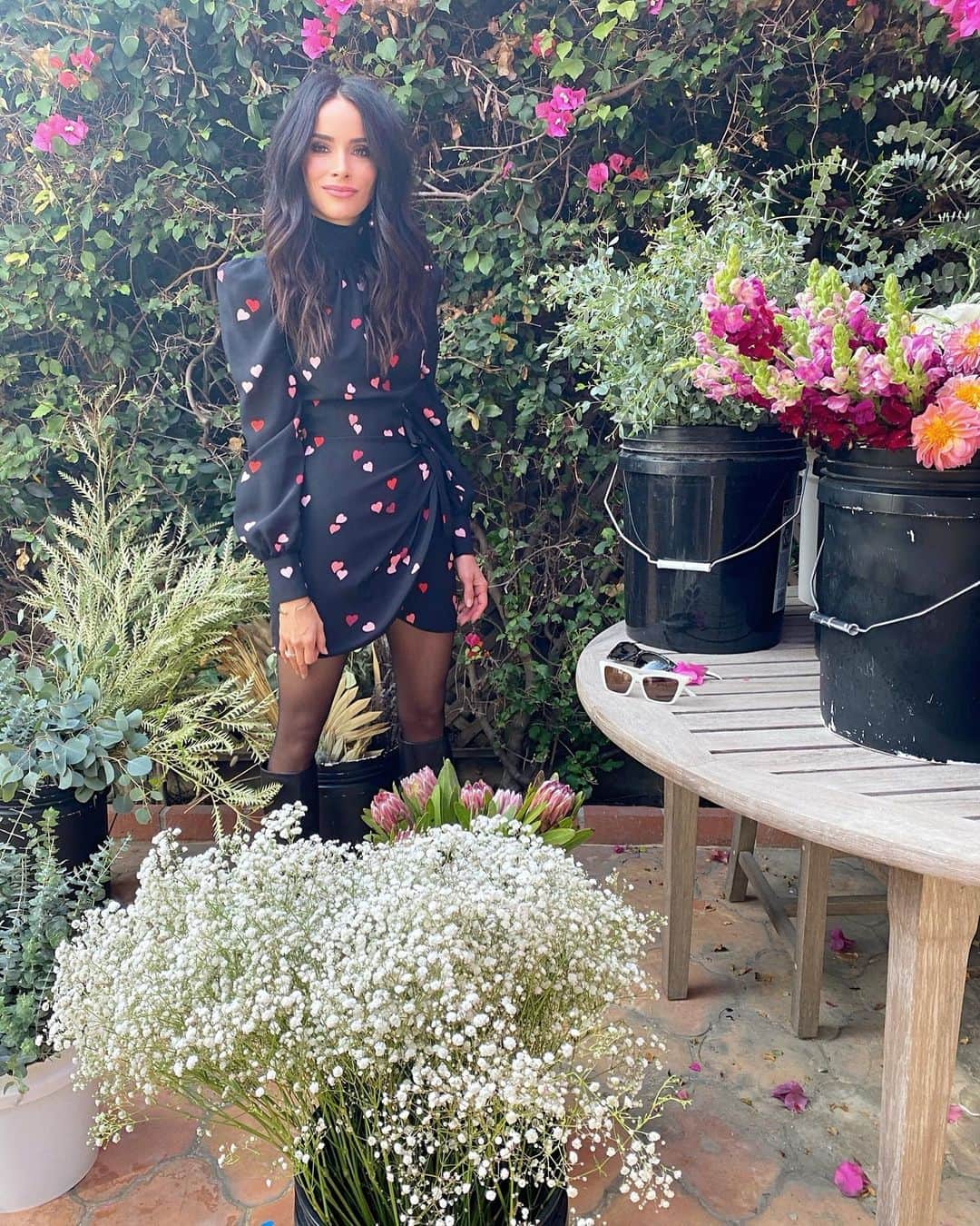 アビゲイル・スペンサーのインスタグラム：「flower work is not easy. remaining soft in fire takes time. rachel esme alexander. 📷 @claytonhawkins #fallfashion #flowerwork #1111」