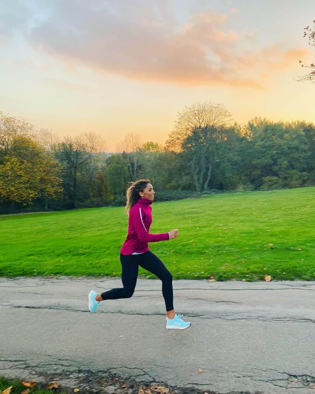 Laviai NIELSENのインスタグラム：「It’s the running under gorgeous sunsets for me ✨☀️ #wintertraining」