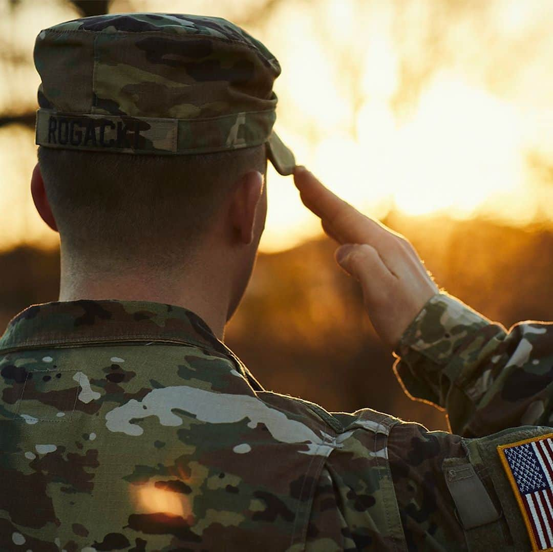 グレッグ・グランバーグさんのインスタグラム写真 - (グレッグ・グランバーグInstagram)「Every #VeteransDay I think about the ultimate sacrifice these courageous, heroic men and women give to protect us and our democracy around the world. Thank you with all of my heart for everything that you do to keep us safe.」11月12日 2時23分 - greggrunberg