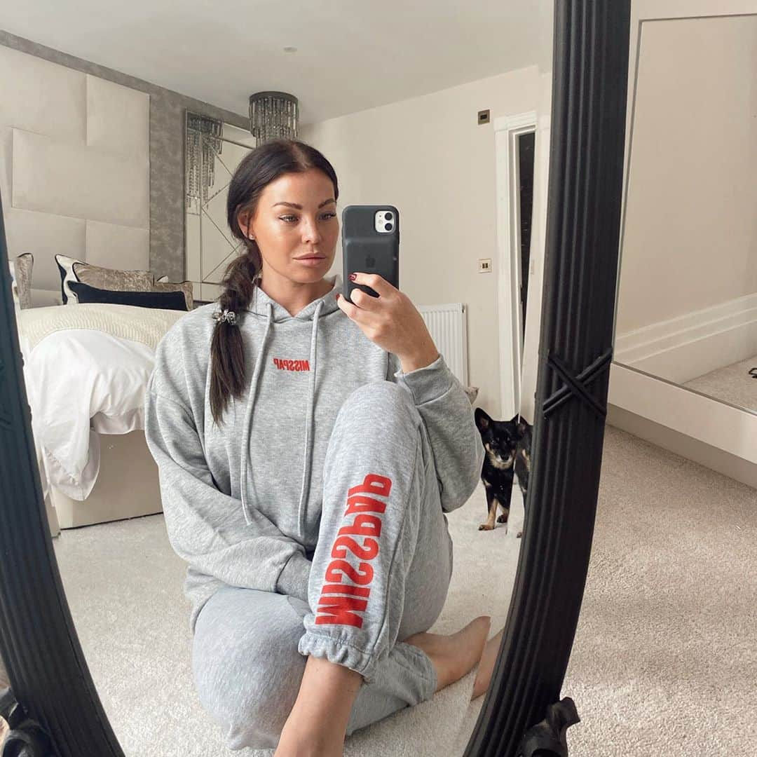 Jessica Wrightさんのインスタグラム写真 - (Jessica WrightInstagram)「Another day, another cosy tracksuit ❤️  @misspap #misspapmuse {ad}」11月12日 2時31分 - jesswright77