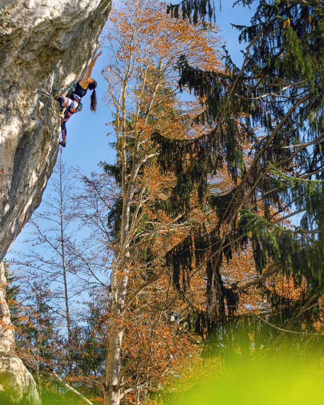 ユリア・フィシェルのインスタグラム：「Feels so good to be back home 💚🌲 I've been focusing on climbing some slightly easier routes recently to get some basic endurance back and I enjoyed it to the fullest. Today I couldn't resist to try something hard again though and I almost forgot how much I enjoy that too 😄 I guess I just really missed being able to climb outside all day long 🙈 Thank you @michael.piccolruaz for the amazing picture, making me realise once again how beautiful it is here 🍃🍂🍁」