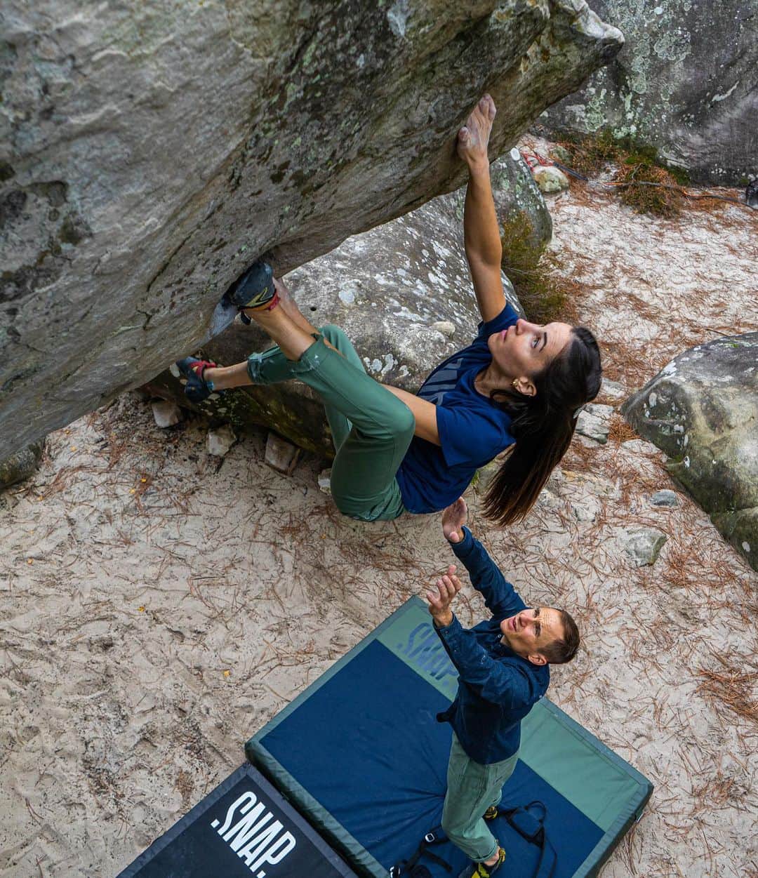 キャロライン・シノのインスタグラム：「Une petite photo du shooting @snap.climbing 💙  Sympa les nouvelles couleurs des pads et vêtements!!  📸 @psambuyphoto 👊🏻」
