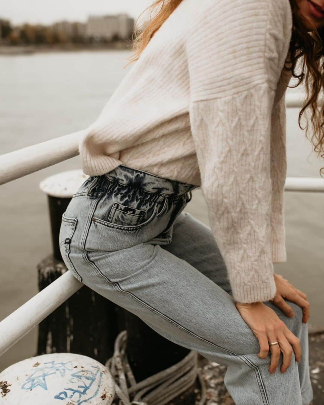 ズザンナ・ヤカボスのインスタグラム：「köd előttem, köd utánam. 🌫 ilyen időben, mint ami ma volt, azt sem tudom, hogy milyen napszaknál járunk... alig van fény😳  . . . . #needsunshine #mistyfoggymilkymoody #islandlife #GASjeans #DenimNeverLies #TrueBlueInside #panamyphoto #titanicoztamis #siralynemjött」
