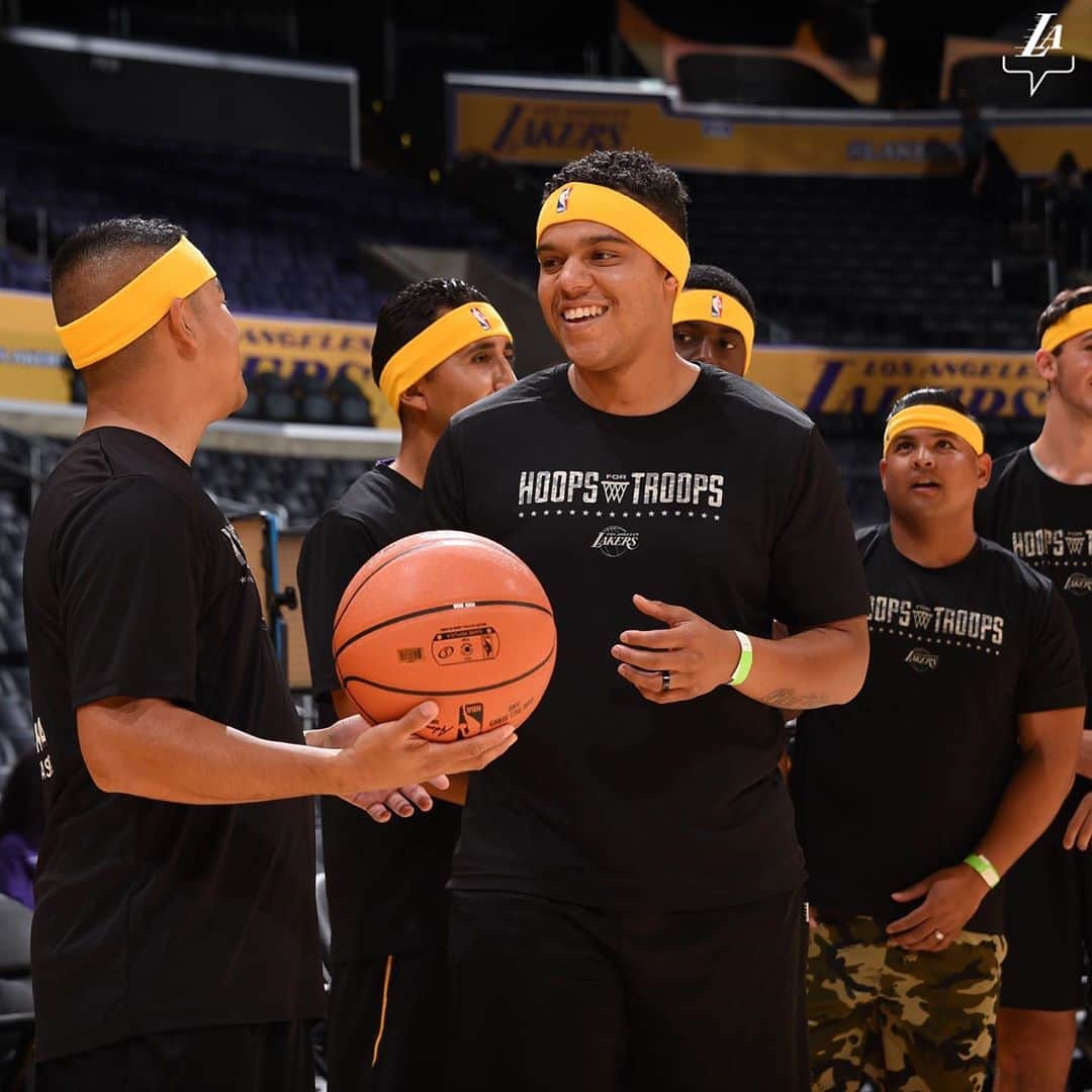 Los Angeles Lakersさんのインスタグラム写真 - (Los Angeles LakersInstagram)「Looking back at our Hoops for Troops program over the years. Grateful to all of those who have served and sacrificed for our nation.」11月12日 2時30分 - lakers