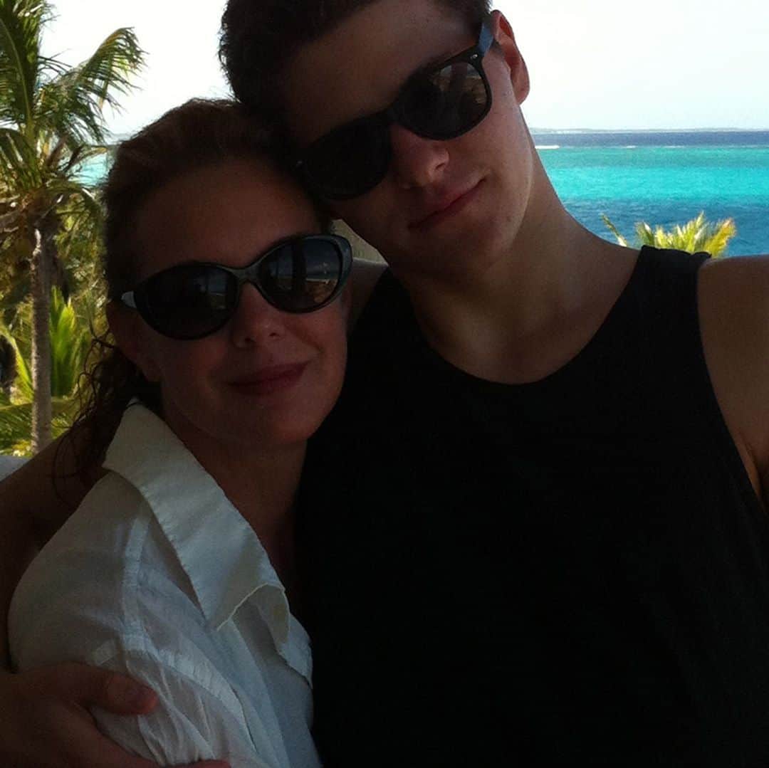 エリザベス・パーキンスさんのインスタグラム写真 - (エリザベス・パーキンスInstagram)「Happy Birthday to two of the most spectacular kids a person could ask for. Proud to be in your life and humbly honored to call you my family. And dang you’ve grown up fast. @alexmac11 @andy_macat ♥️🎂♥️」11月12日 2時42分 - elizabethperkins
