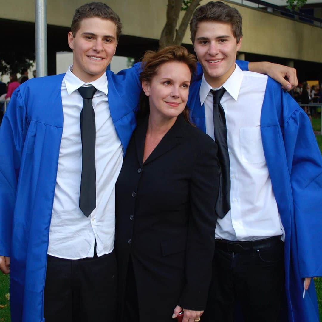 エリザベス・パーキンスさんのインスタグラム写真 - (エリザベス・パーキンスInstagram)「Happy Birthday to two of the most spectacular kids a person could ask for. Proud to be in your life and humbly honored to call you my family. And dang you’ve grown up fast. @alexmac11 @andy_macat ♥️🎂♥️」11月12日 2時42分 - elizabethperkins