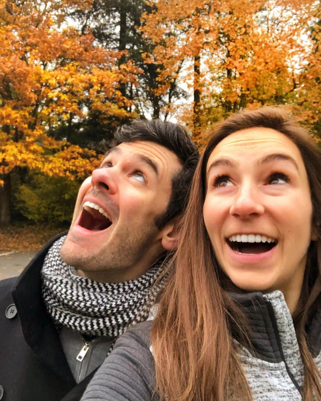 ブレンダン・ロビンソンさんのインスタグラム写真 - (ブレンダン・ロビンソンInstagram)「The #Fall colors in our neighborhood are MESMERIZING!! 🍂🤣🍁😂 . . . #leaves #fallcolors #november #autumn #couple #walk #beautiful」11月12日 2時43分 - brendanrobinson