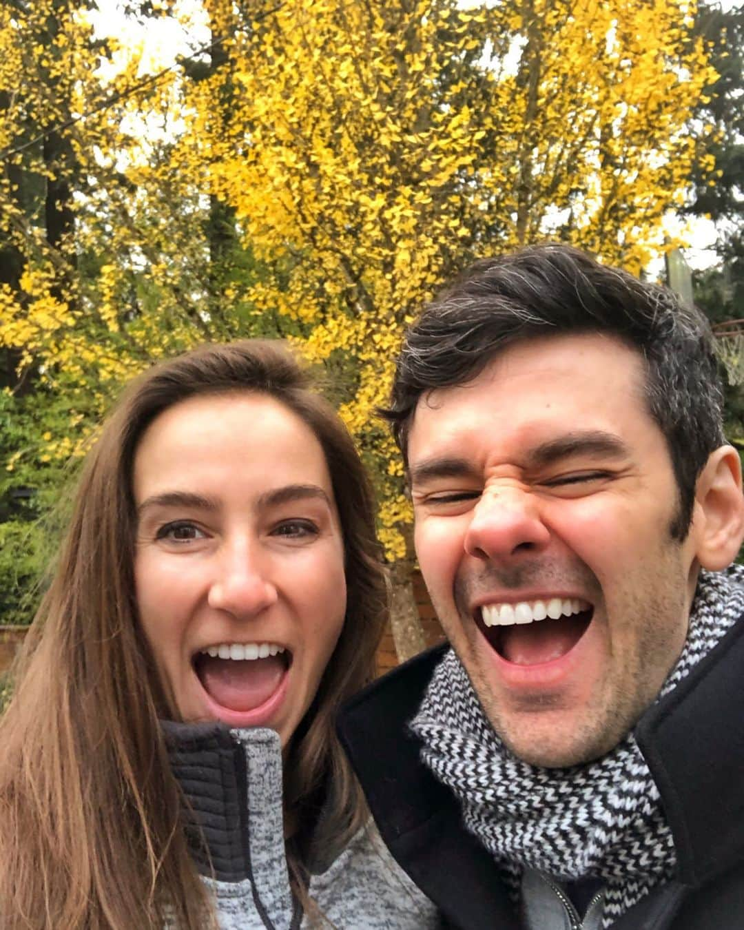 ブレンダン・ロビンソンさんのインスタグラム写真 - (ブレンダン・ロビンソンInstagram)「The #Fall colors in our neighborhood are MESMERIZING!! 🍂🤣🍁😂 . . . #leaves #fallcolors #november #autumn #couple #walk #beautiful」11月12日 2時43分 - brendanrobinson