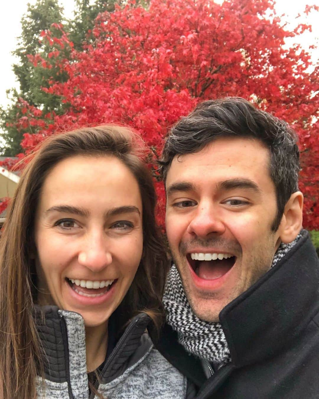 ブレンダン・ロビンソンのインスタグラム：「The #Fall colors in our neighborhood are MESMERIZING!! 🍂🤣🍁😂 . . . #leaves #fallcolors #november #autumn #couple #walk #beautiful」