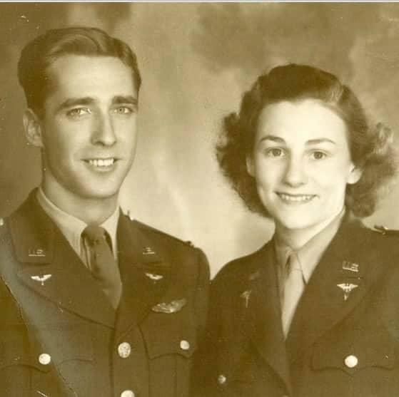 ジュリー・マクニヴンさんのインスタグラム写真 - (ジュリー・マクニヴンInstagram)「Grandpa Roy and Grandma June both fought in WWII. My grandfather was a pilot and my grandmother, a nurse.  I also have several cousins who served in the Air Force. Remembering/thinking of them and their sacrifices today and everyday. #veteransday」11月12日 2時45分 - juliemcniven