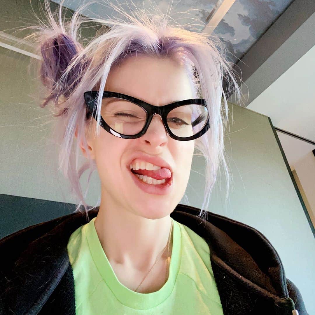 ケリー・オズボーンのインスタグラム：「I woke up like dis.... how did you wake up this morning? 👅」