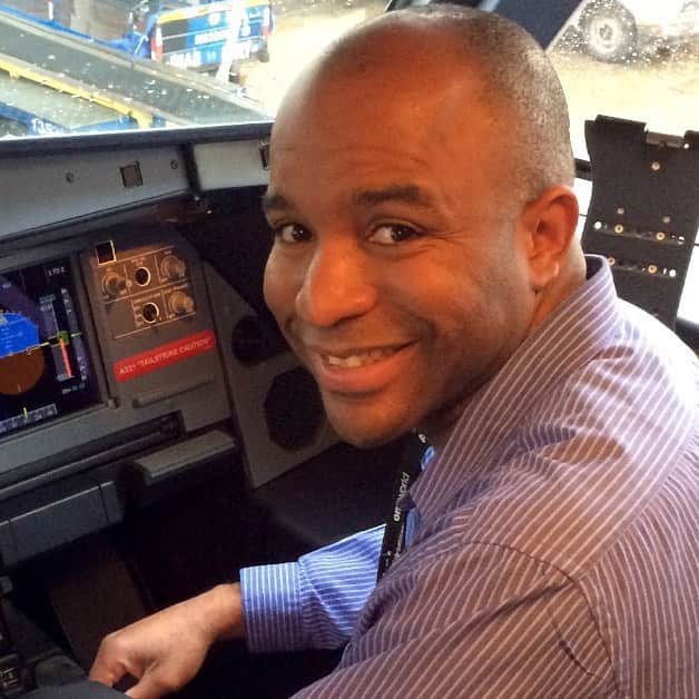 アメリカン航空のインスタグラム：「Happy Veterans Day! While we honor them every day, today is dedicated to celebrating those who have served and defended the United States of America, just like Derek Davidson. Derek served in the Air Force for 20 years before joining the #AATeam as a flight crew training instructor. Read his story in our Newsroom.」