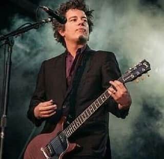 マイク・ダーントのインスタグラム：「Happy Birthday to our very own... @jasonwhiteguitarish  A snappy dresser, a great dancer, and one hell of a musician/songwriter!  Give him a 👊 🎂」