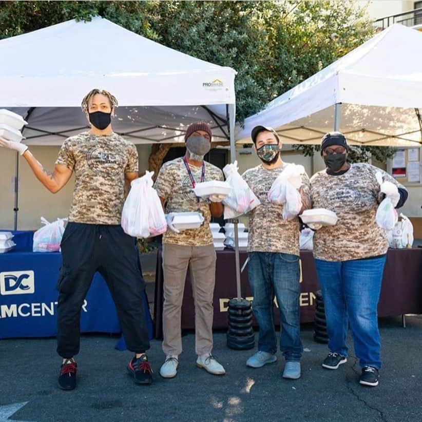 ジャスティン・ターナーのインスタグラム：「I have so much gratitude towards all of our #Veterans who put their lives on the line to protect our freedoms! But a very special thank you to the Veterans of the @ladreamcenter for choosing to serve on their day of recognition. #Heroes #ServingLA #VeteransProgram 🇺🇸」