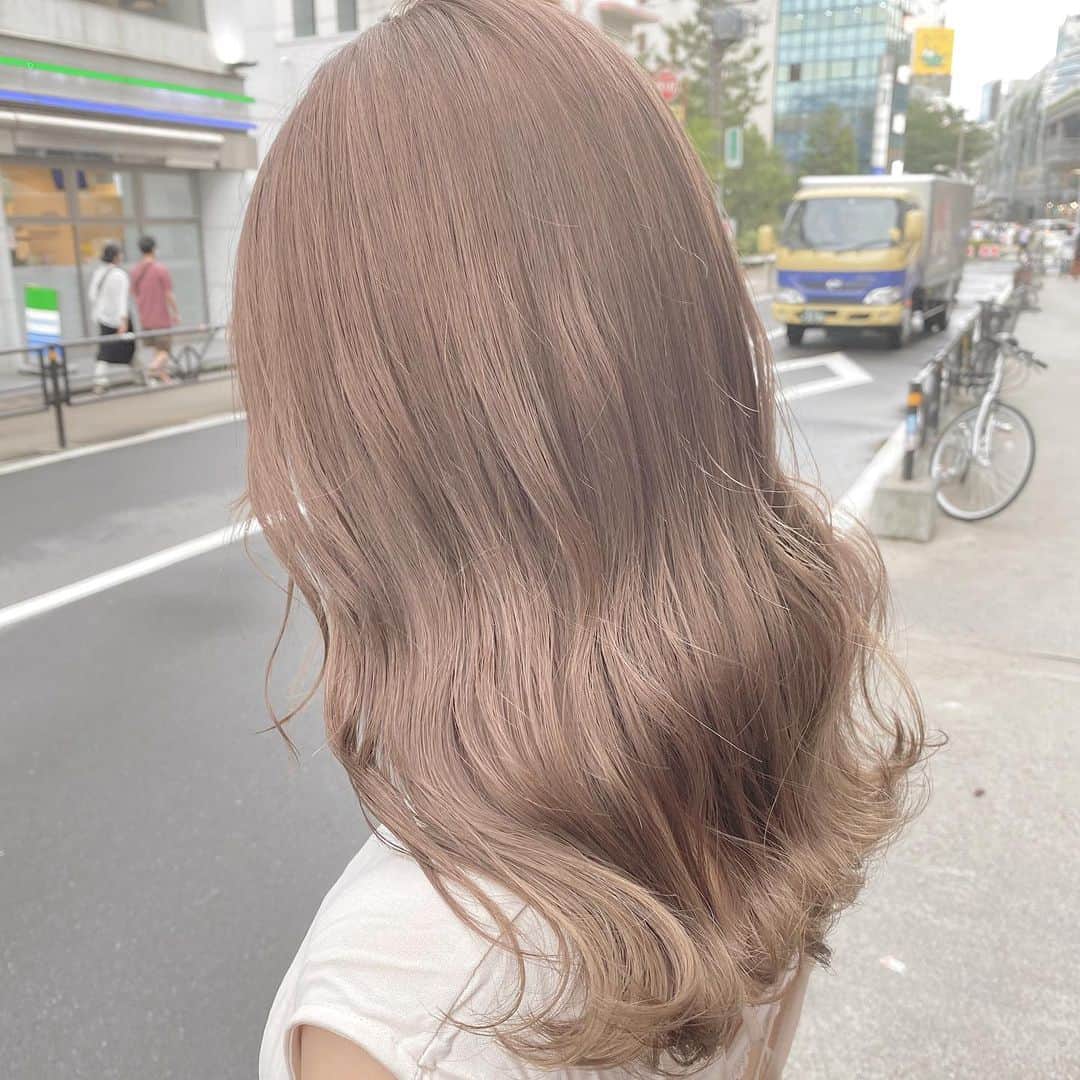 Beleza_official_instagramのインスタグラム：「ハイブリーチで作るミルクティーベージュ😊 .  ブリーチは誰に任せるかで仕上がりが全く違います。 .  絶対に失敗したくない方は是非指名予約をおすすめします！！ . 僕だけのオリジナルレシピとマル秘テクニックで艶々サラサラハイトーンにします！！」