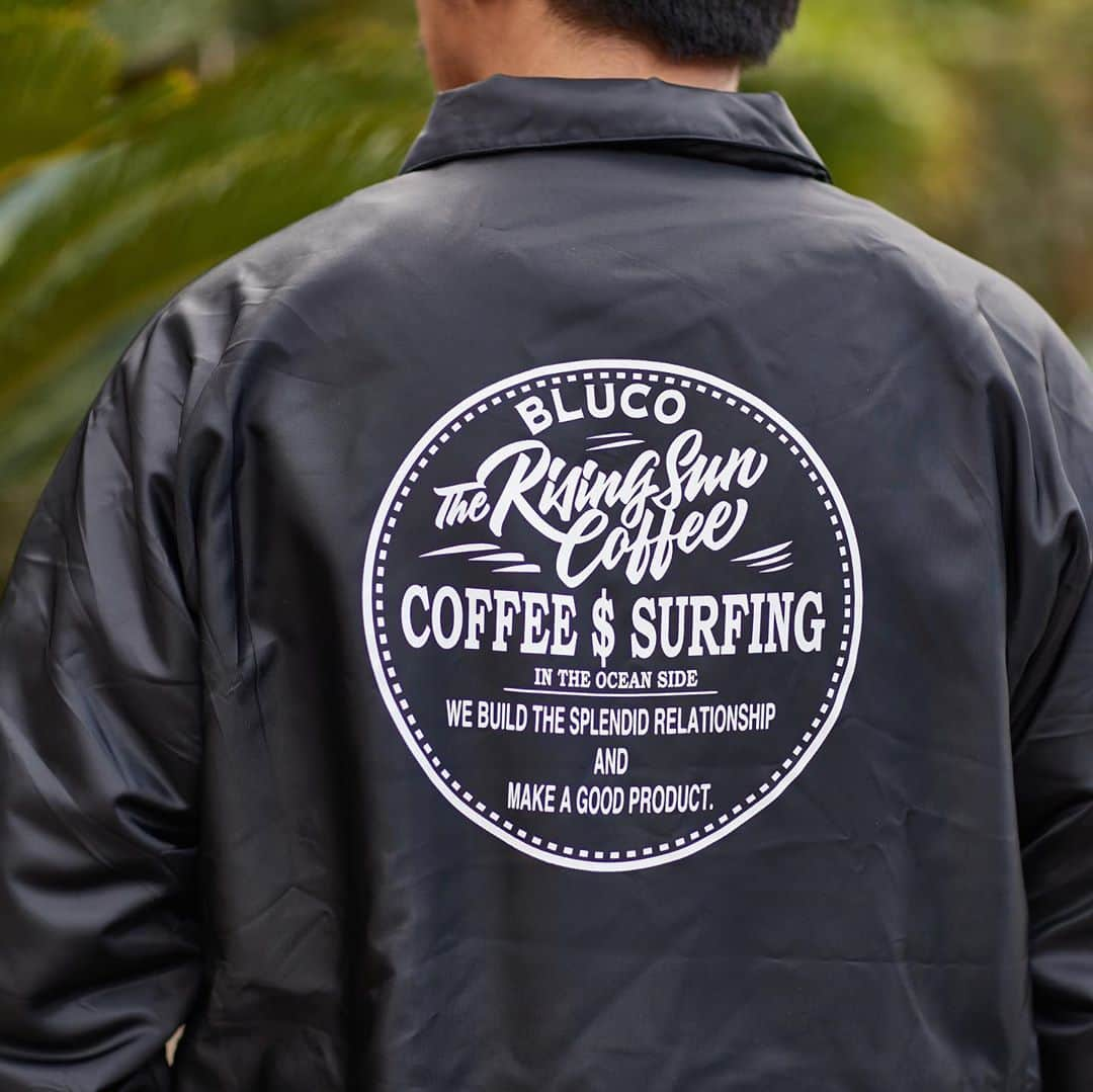 坂口憲二（THE RISING SUN COFFEE）さんのインスタグラム写真 - (坂口憲二（THE RISING SUN COFFEE）Instagram)「◆TRSC×BLUCO 2020 WINTER◆  【NEW RELEASE】  TRSC×BLUCO BOA COACH JACKET (BLACK&BURGANDY)S.M.L.XL  千葉オーシャンサイドを拠点に全国展開しているリアルワークウェアブランド『BLUCO』さんとのコラボ企画、第2弾『2020 WINTER』シリーズになります！  去年に引き続き、今年も作らせて頂くボアコーチジャケット。今年はバックのデザインを変えて、ブルコロゴにTRSCスクリプトロゴを落とし込んで頂きよりコラボ感を出し、フロント左胸にはTRSCカタカナロゴをプリントしました。  表地は厚手のナイロンツイル製で、裏地にファーを使用、寒さにめっぽう強い本格的な冬仕様となったコーチジャケットになります。冬場のサーフィンだけでなく、バイクやアウトドアにも最適なアイテムとなっております。  販売は明日、金曜日のAM8:00よりオンラインストア内で開始しますのでお楽しみに！  なお、今回BLUCO商品をお買い上げの方、全員にオリジナルステッカー(2種)をプレゼントさせて頂きます。  ※申し訳ありません、BURGANDYの写真がありませんが、TRSCオンラインストア内のページでご紹介してますのでそちらを参考にして下さい。  therisingsuncoffee.com  #coffee #coffeebeans  #coffeeroaster  #coffeelab  #coffeeandsurfing  #coffeetime  #coffeelover  #coffeebreak  #coffeeshop  #coffeestand  #coffeeholic  #coffeehouse  #coffee_inst  #coffeemaker  #coffeeshops  #coffeecoffeecoffee  #coffeenclothes  #coffeeaddict  #coffeeculture  #coffeemorning  #coffeemag #specialitycoffee  #yasumamiura  #bluco #TRSC」11月12日 8時16分 - therisingsuncoffee