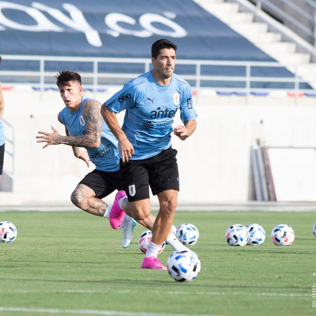 ルイス・アルベルト・スアレスさんのインスタグラム写真 - (ルイス・アルベルト・スアレスInstagram)「Entrenamiento preparando el partido del viernes 🇺🇾👌💪 @aufoficial @emiliano.aguirree 📷 #uruguay #siemprepositivo #siemprejuntos」11月12日 8時20分 - luissuarez9