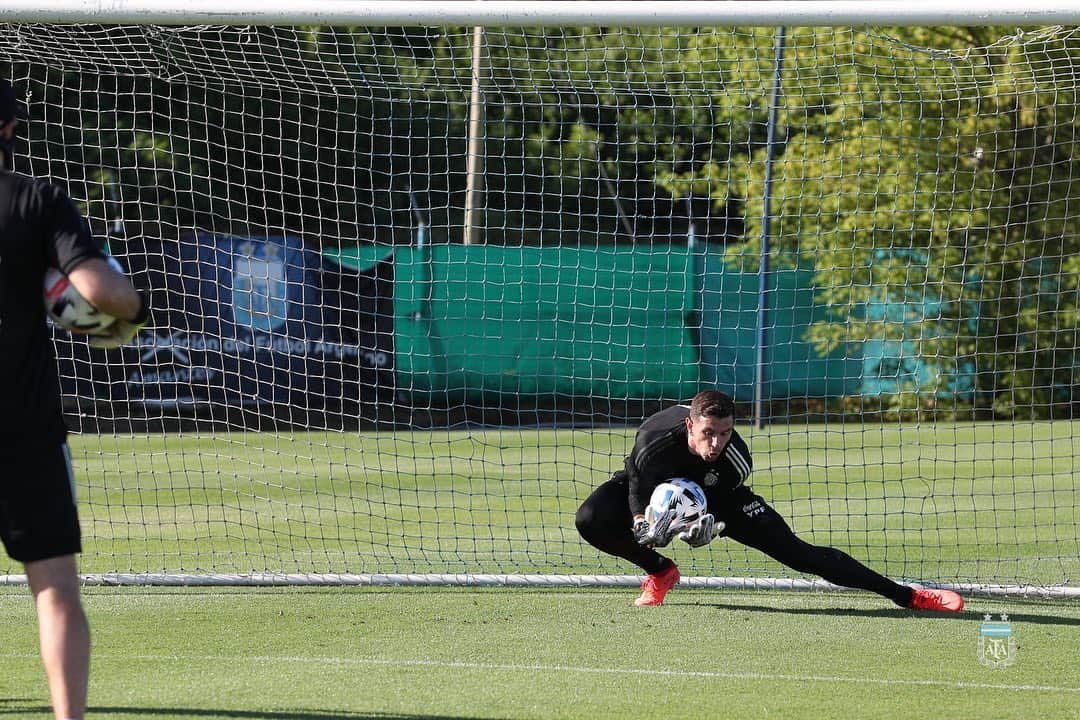 ダミアン・マルティネスさんのインスタグラム写真 - (ダミアン・マルティネスInstagram)「🧤🇦🇷🧤🇦🇷 @afaseleccion」11月12日 8時20分 - emi_martinez26