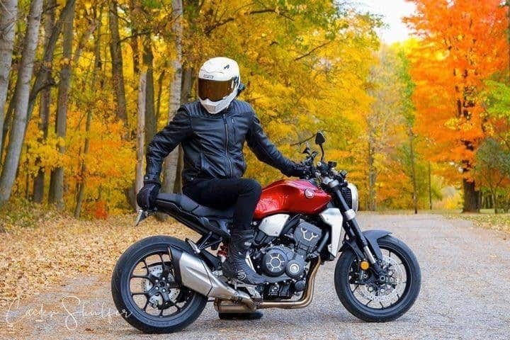 Honda Powersports USさんのインスタグラム写真 - (Honda Powersports USInstagram)「Mike Bieda enjoying the Wisconsin fall on his 2019 CB1000R. 📸 @cshulfer #betteronahonda #cb1000r」11月12日 3時00分 - honda_powersports_us