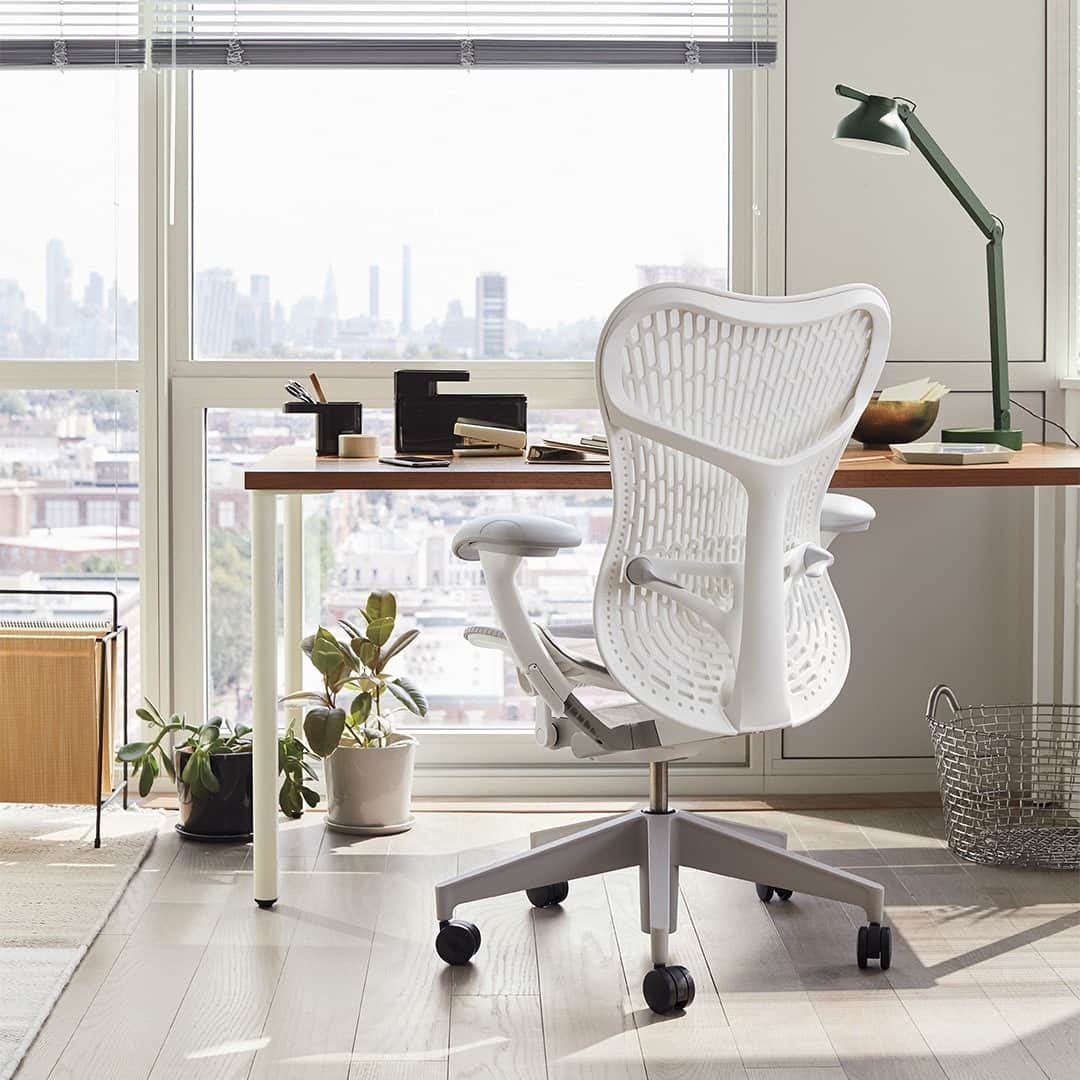 Herman Miller （ハーマンミラー）さんのインスタグラム写真 - (Herman Miller （ハーマンミラー）Instagram)「Feel the effects of a good day's sit in one of our coveted office chairs. Head to our website through the link in our bio to compare the benefits of each chair in the performance seating collection and find the one that's just right for you. They're each designed for your comfort, from the 9-to-5 and beyond. Plus, take 15% off now through December 1st.」11月12日 3時00分 - hermanmiller
